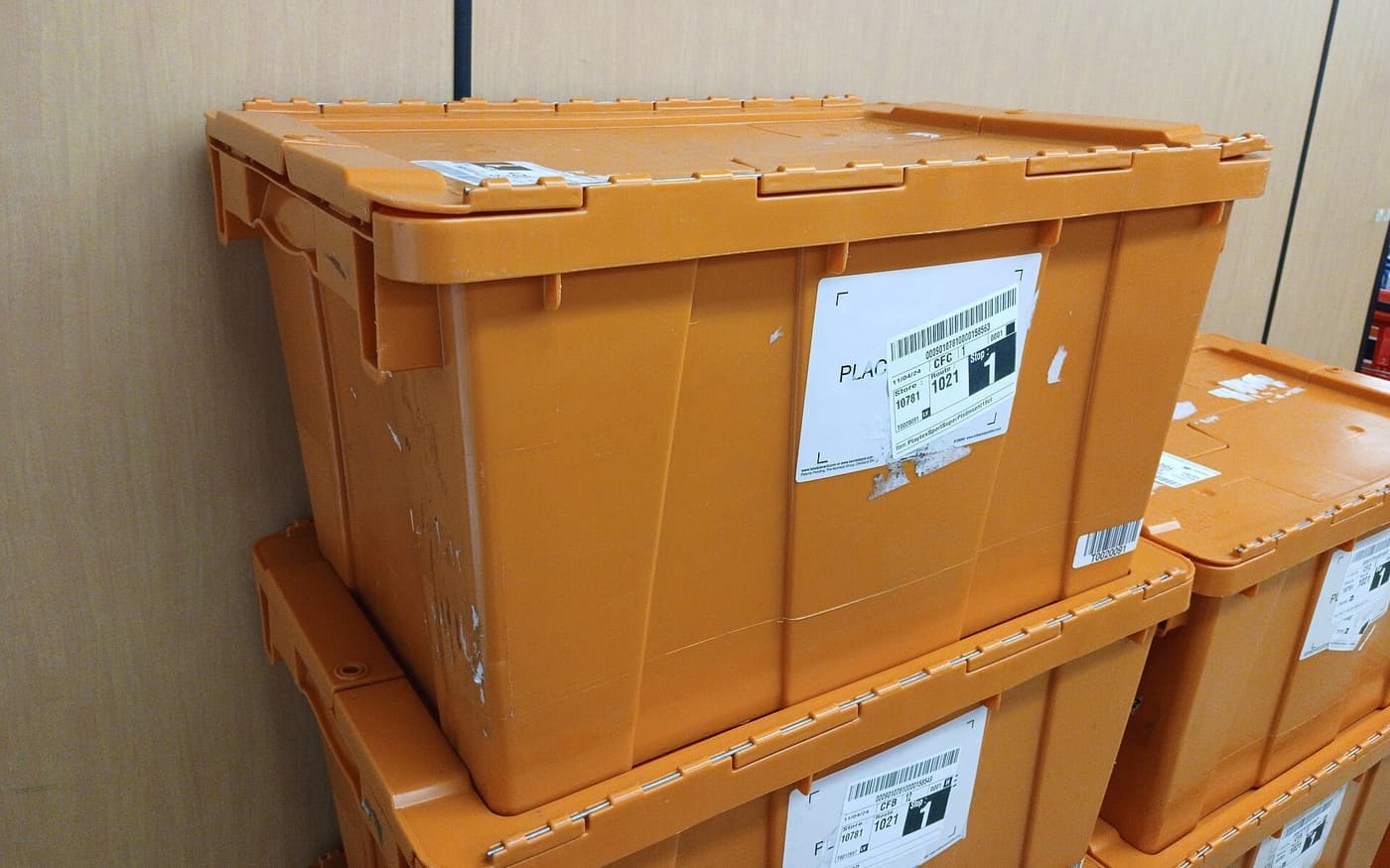 Stacked plastic storage containers with latching lids